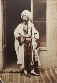 Charles Nègre, autoportrait en costume oriental avec une pipe